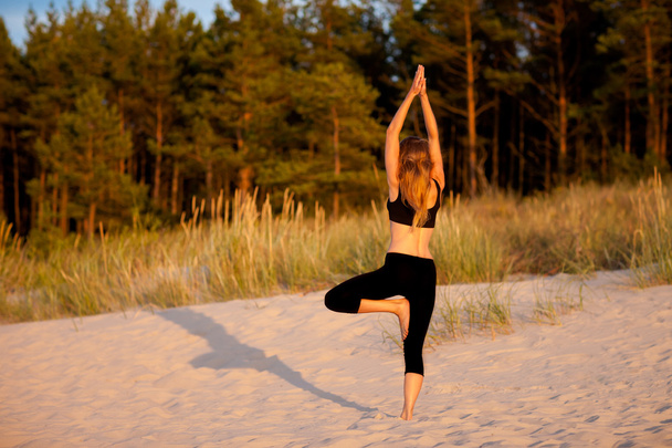 Sesión de yoga de playa por mar polaco
 - Foto, imagen