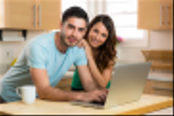 Mari et femme couple partageant un ordinateur portable réseau social rire souriant à la recherche de contenu drôle avec du café
 - Photo, image