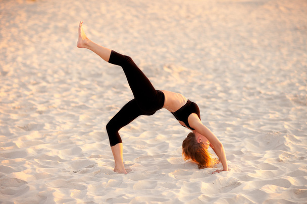 Strand-Yoga-Sitzung am polnischen Meer - Foto, Bild