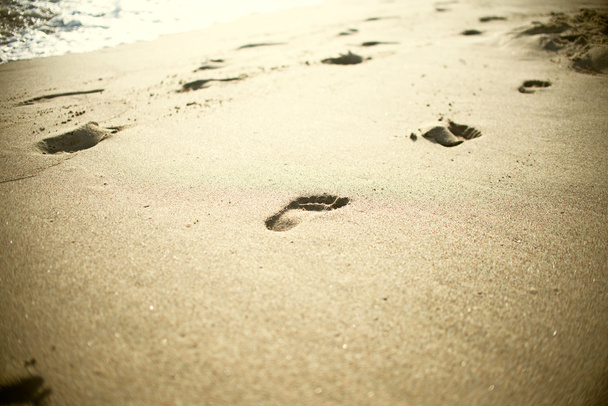 Praia, onda e passos
 - Foto, Imagem