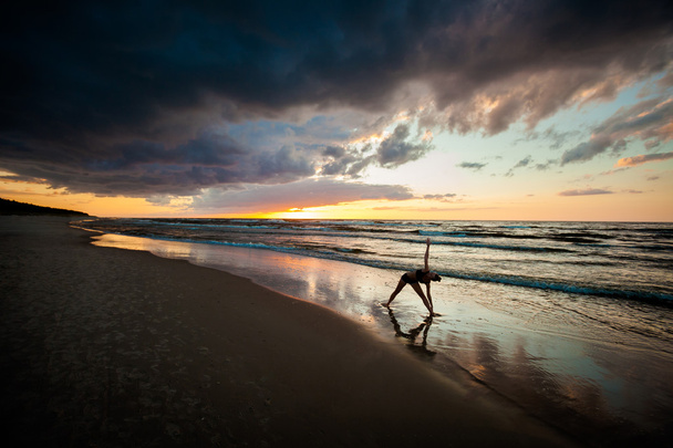 Strand-Yoga-Sitzung am polnischen Meer - Foto, Bild