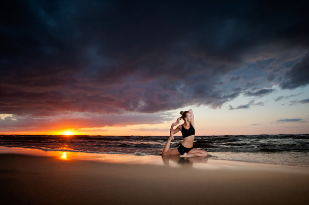 Strand yoga sessie door Pools zee - Foto, afbeelding