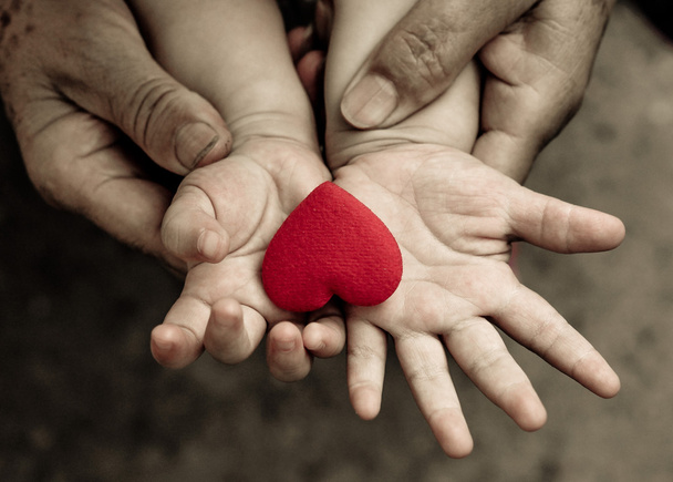 mano de un bebé con corazón rojo
 - Foto, Imagen