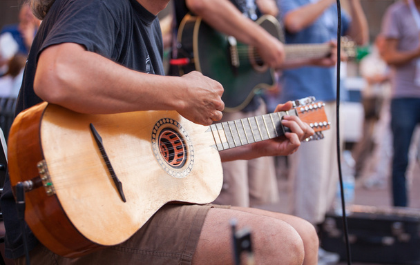 Guitarrista durante el concierto callejero
 - Foto, imagen