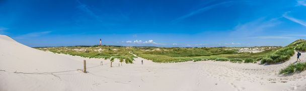 Hermoso paisaje de dunas con faro tradicional en el Mar del Norte, Alemania
 - Foto, Imagen