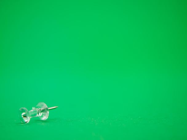 カラフルなプッシュパイン(緑の背景 ) - 写真・画像
