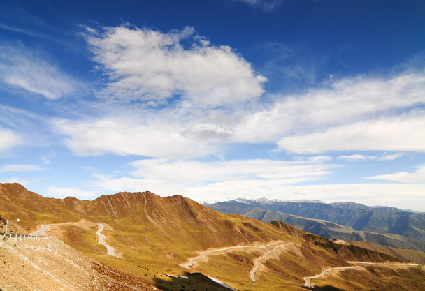 Paysage de montagne avec banderole de sutra blanc dispersé sur le gr
 - Photo, image