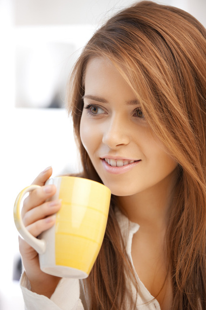 Lovely woman with mug - Foto, afbeelding