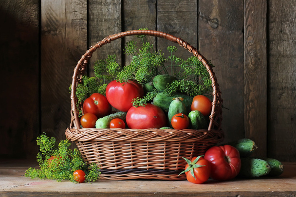 Basket with cucumbers and tomatoes. - Foto, Imagen