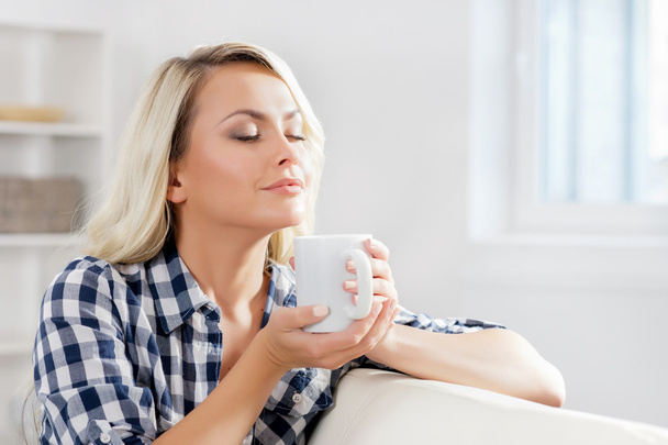 woman enjoying cup of coffee - Φωτογραφία, εικόνα