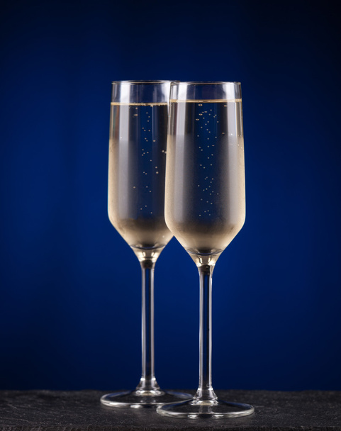 Two glasses of cold champagne. Christmas concept - Foto, Imagen