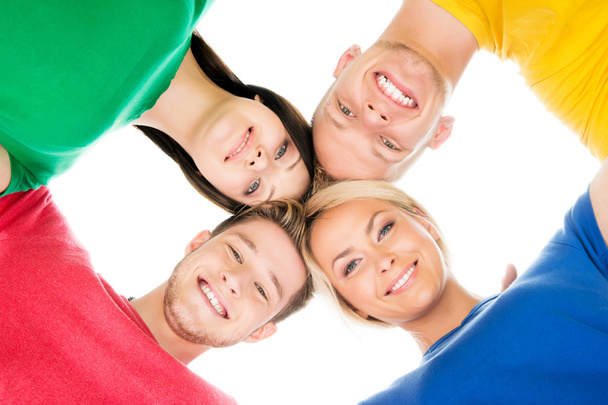 Φοιτητές με πολύχρωμα ρούχα συγκινητικό κεφάλια - Φωτογραφία, εικόνα