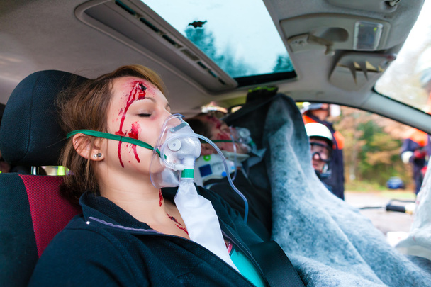 Araba kazası - kurban kaza araç ilk yardım alma - Fotoğraf, Görsel