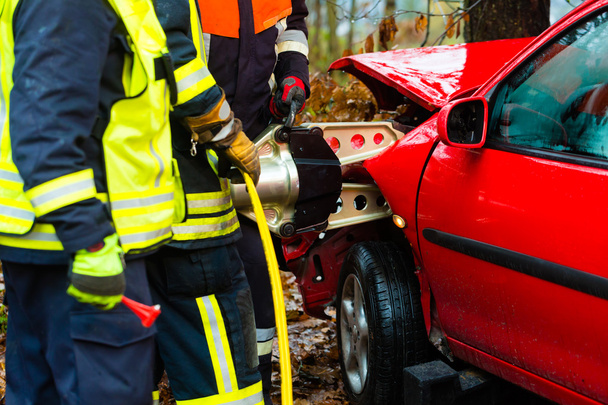 Πυροσβεστική διασώζει θύμα ενός αυτοκινήτου - Φωτογραφία, εικόνα