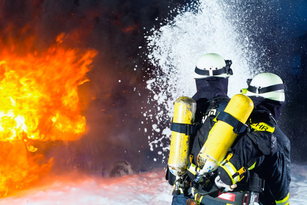 Пожежник - пожежники гасять велике полум'я
 - Фото, зображення