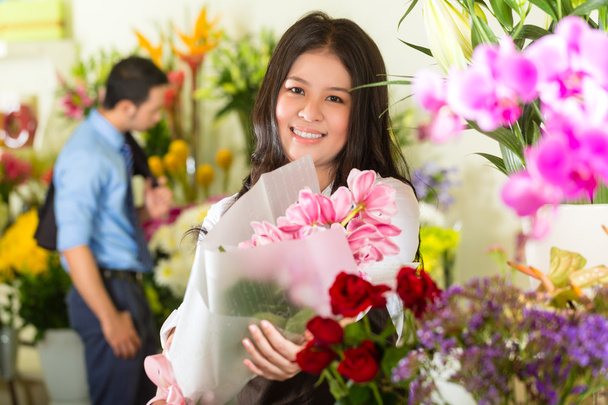 Ekspedientka i klienta w kwiaciarni - Zdjęcie, obraz