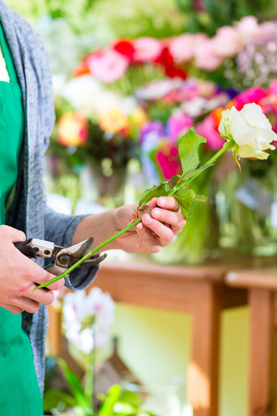 Florist working in flower shop - Foto, imagen