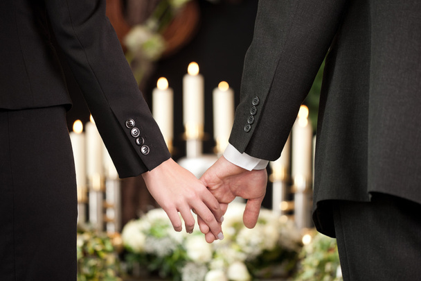 İnsanlar birbirlerini teselli cenazesinde - Fotoğraf, Görsel