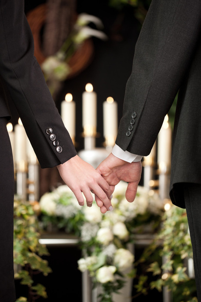 Persone al funerale che si consolano a vicenda
 - Foto, immagini