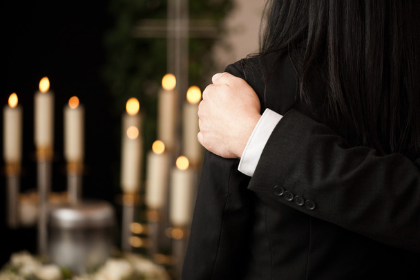 Menschen bei Beerdigung trösten sich gegenseitig - Foto, Bild