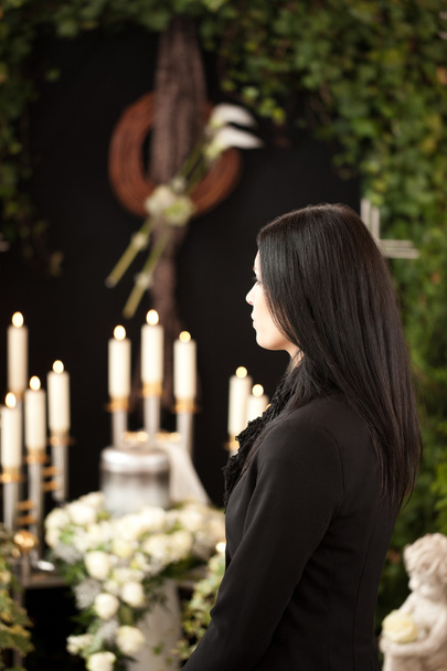 vrouw bij begrafenis rouw - Foto, afbeelding