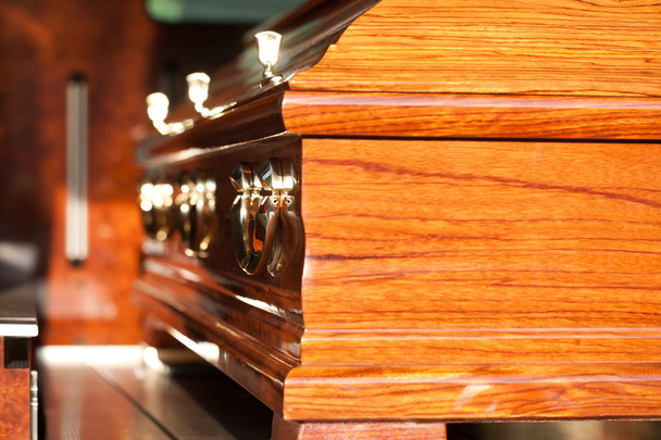 Funeral con ataúd en coche fúnebre
 - Foto, Imagen