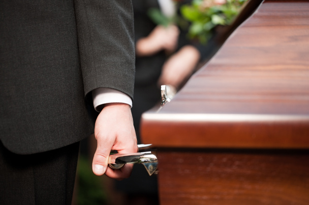 portador de ataúd llevando ataúd en el funeral
 - Foto, Imagen