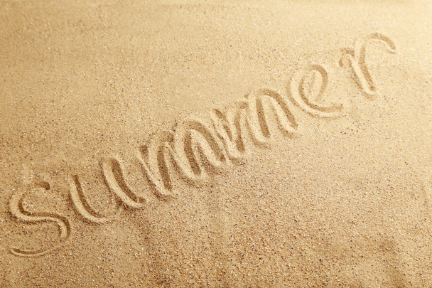 Verano escrito a mano en una playa de arena
 - Foto, imagen