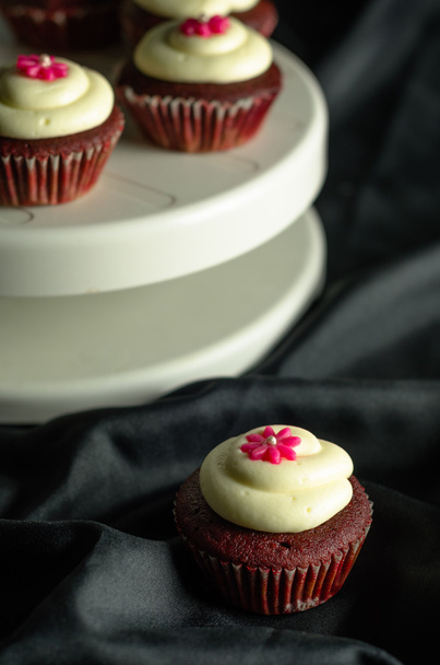 赤いビロードのカップケーキ - 写真・画像