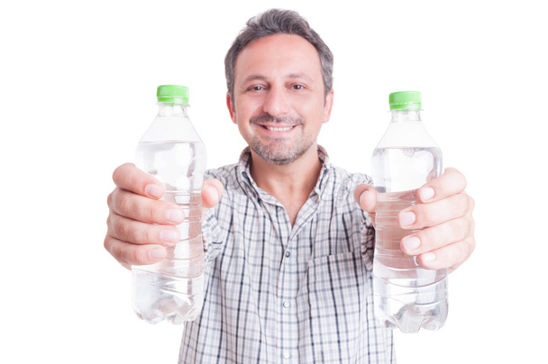Ο άνθρωπος δίνει ή προσφέροντας δύο μπουκάλια νερό κρύο - Φωτογραφία, εικόνα