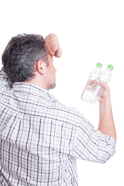 Durstiger Mann hält zwei Flaschen kaltes Wasser in der Hand - Foto, Bild