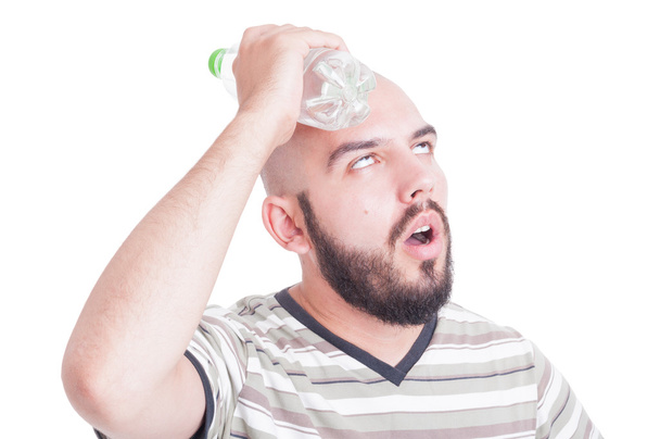 Hombre enfriando su cabeza con agua fría en botella de plástico
 - Foto, Imagen