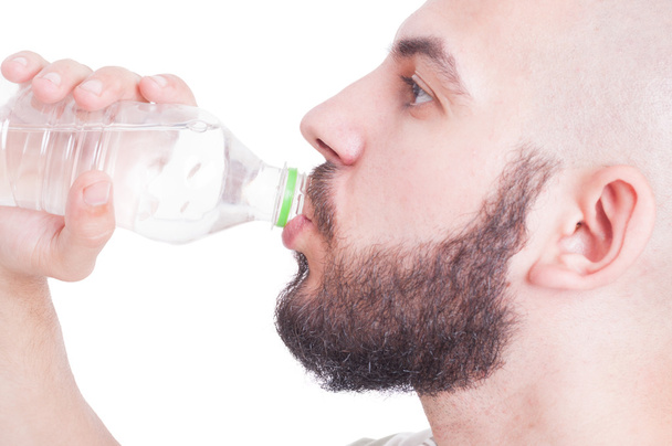 Fechar com cara bebendo água de garrafa de plástico
 - Foto, Imagem