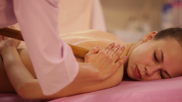 Спеціаліст масажу жіночий масаж спини
 - Кадри, відео