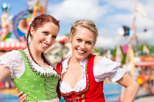 Жінки в традиційні баварські одяг на фестиваль - Фото, зображення