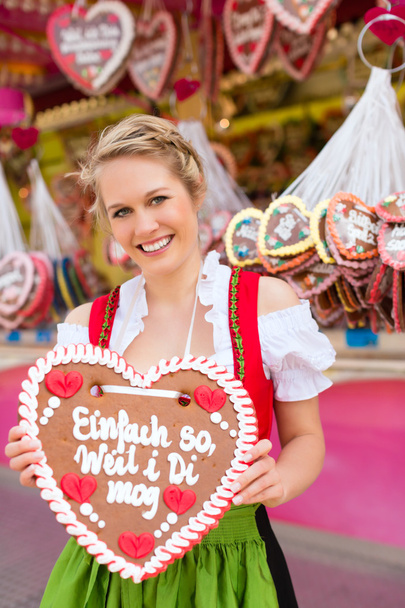 Kobieta w tradycyjnym bawarskim ubrania na festiwalu - Zdjęcie, obraz