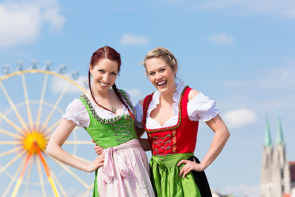 Donne in abiti tradizionali bavaresi in festa
 - Foto, immagini