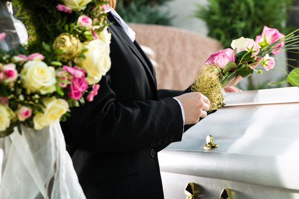 Траурные люди на похоронах с гробом - Фото, изображение