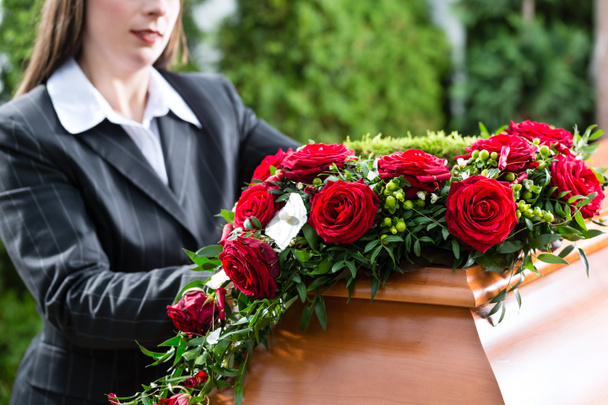 Mujer de luto en el funeral con ataúd - Foto, imagen