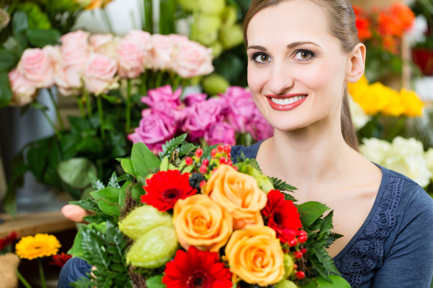 Female florist in flower shop - Zdjęcie, obraz