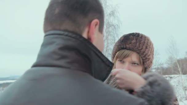 νεαρό ζευγάρι στο χειμερινό δάσος - Πλάνα, βίντεο