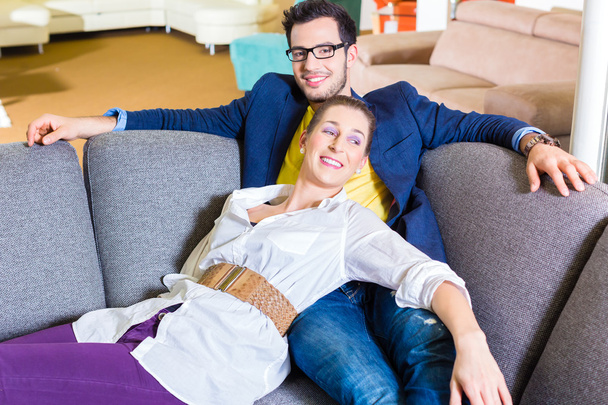 coppia acquisto divano nel negozio di mobili
 - Foto, immagini