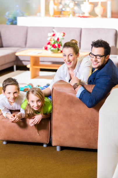 Perhe ostaa sohva huonekaluliike
 - Valokuva, kuva