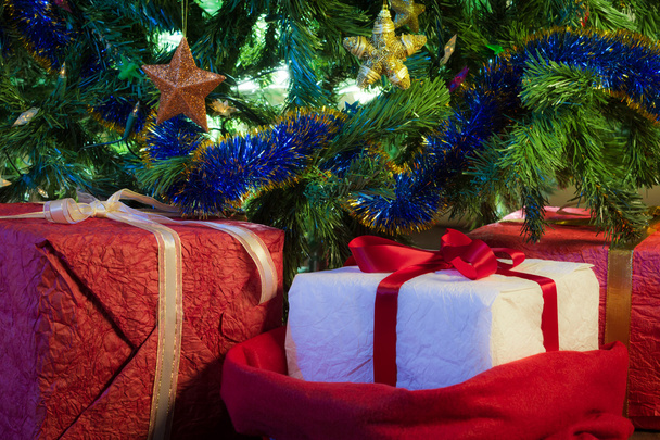 Red gifts with green christmas tree - Zdjęcie, obraz