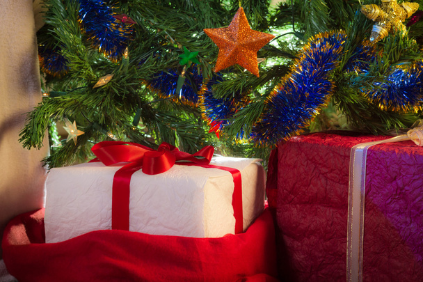 Рождественский подарок с зеленой елкой
 - Фото, изображение