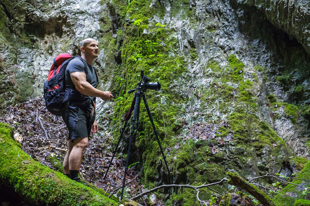photographer shooting landscapes in a canyon - Foto, immagini