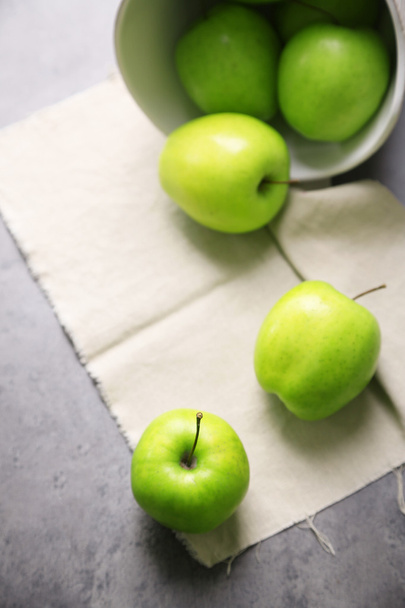 Green apples on wooden table with napkin, closeup - Fotoğraf, Görsel
