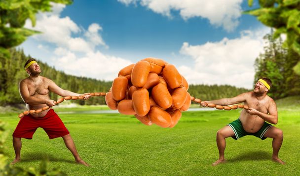 мужчины борются за кучу сладостей
 - Фото, изображение