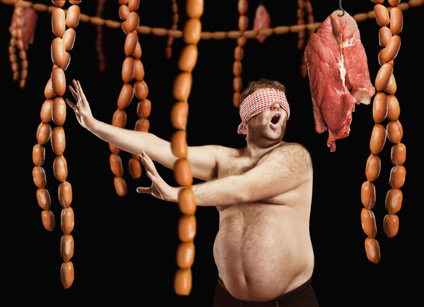 Kövér ember keresi a kolbász - Fotó, kép
