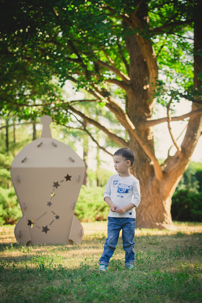 child playing in a cardboard spaceship. Eco concept - Фото, зображення